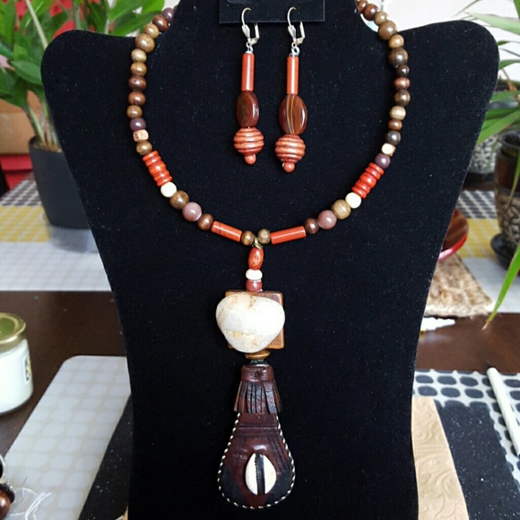 SOLD memory Wire/Leather Cowrie Shell Choker - Picture 2 of 3