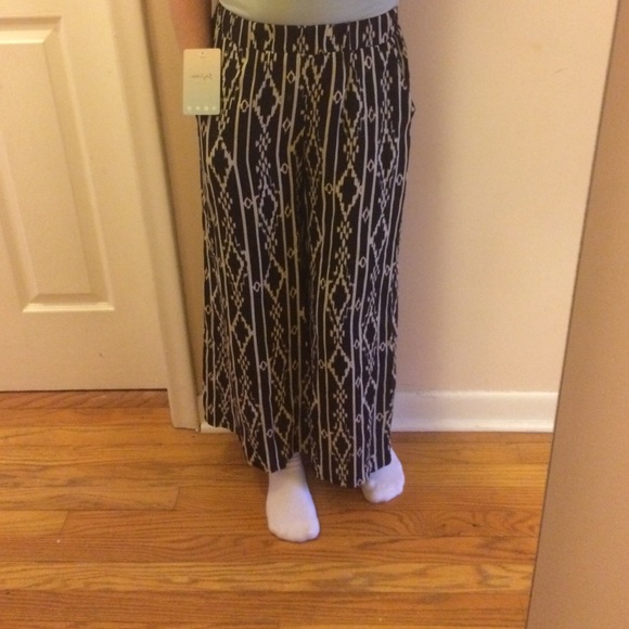 Lily white wide leg black/white pattern pants BNWT - Picture 1 of 4