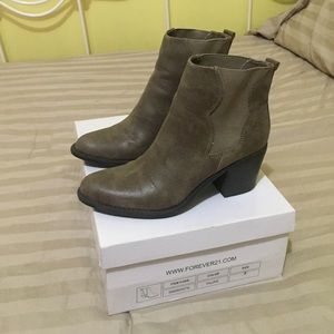 Only wore once !Awesome condition still looks new