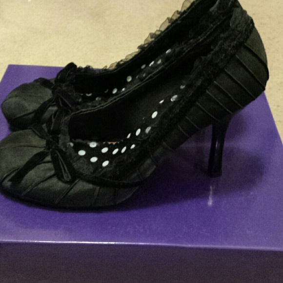Shoes - Picture 2 of 3