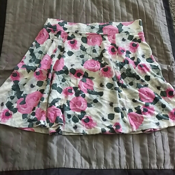 H&M floral mini skirt (A)