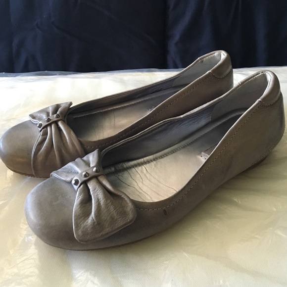ECCO flats with studded bow