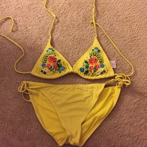 Adorable like new embroidered bikini!