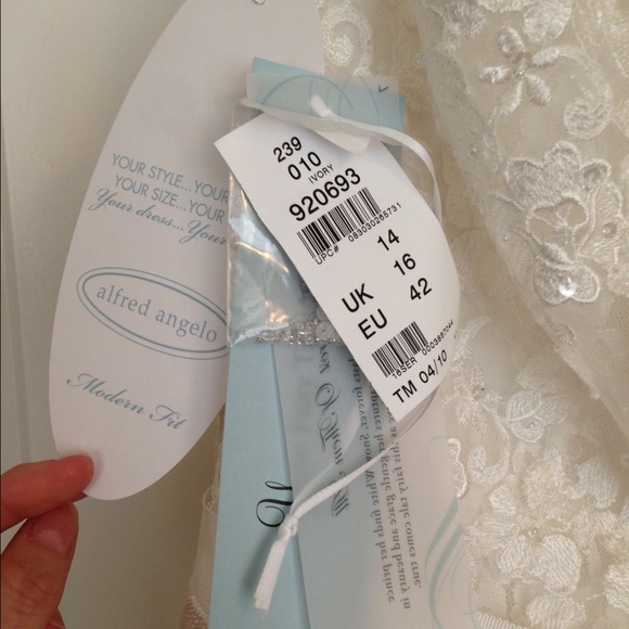 Alfred Angelo Disney Bridal Dress Snow White - Picture 3 of 4