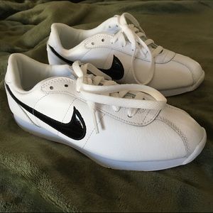 white NIKE shoes, brand new, size 6.5