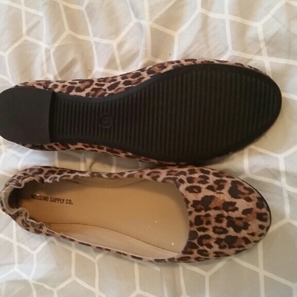 Mossimo leopard flat