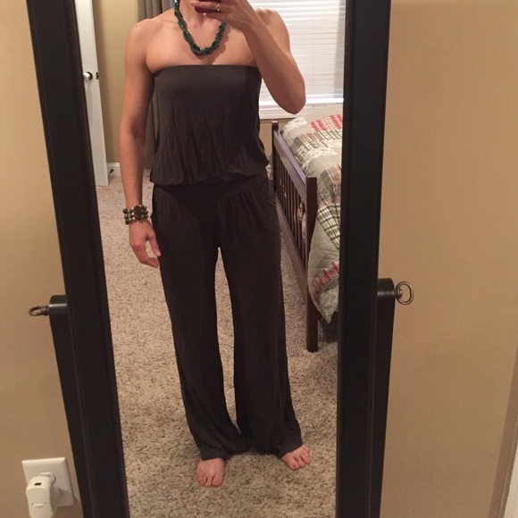 Gorgeous & comfortable strapless romper. Oliv - Picture 3 of 4