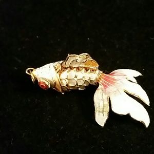 Movable fish pendant.