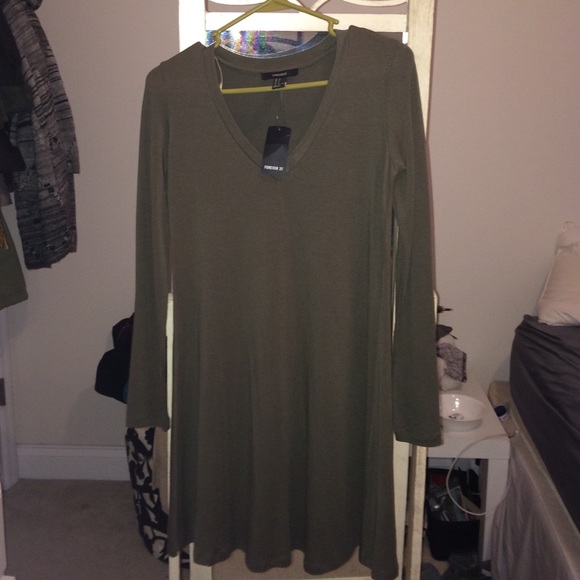 Forever 21 Dresses & Skirts - Long sleeve v neck dress