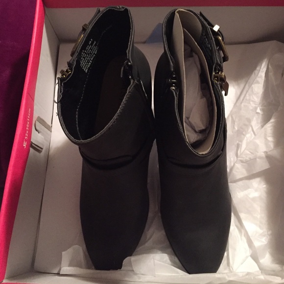 Shoes - Picture 2 of 3