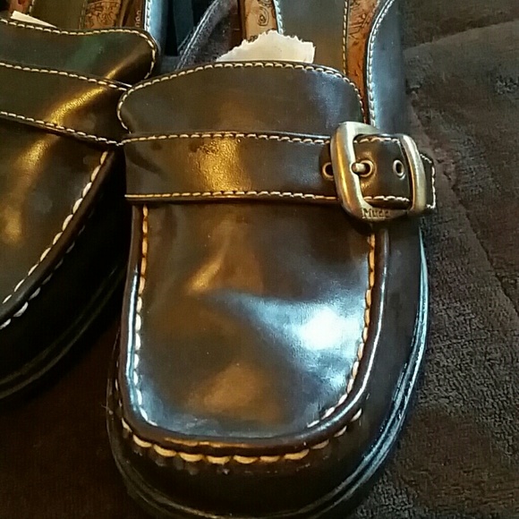 Shoes - Picture 2 of 4