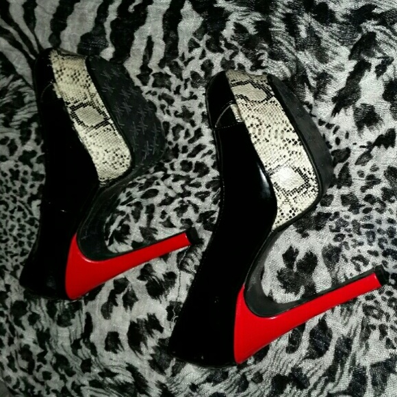 NWOT ~ KARDASHIAN KOLLECTION HEELS - Picture 2 of 4