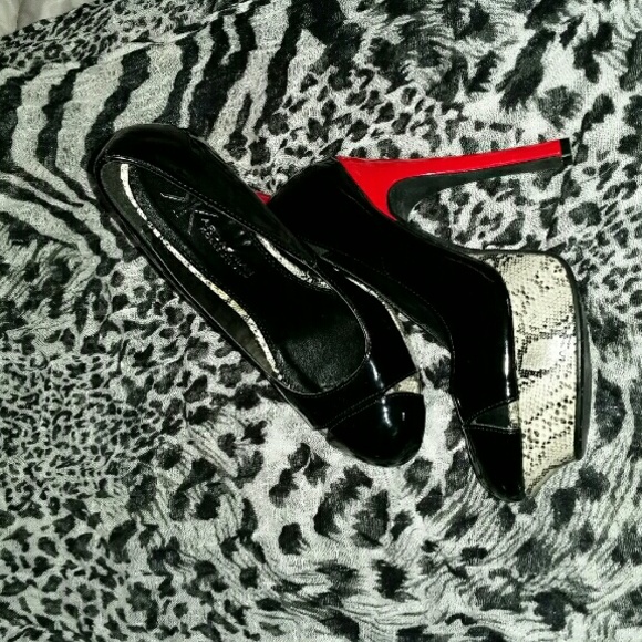 NWOT ~ KARDASHIAN KOLLECTION HEELS - Picture 3 of 4
