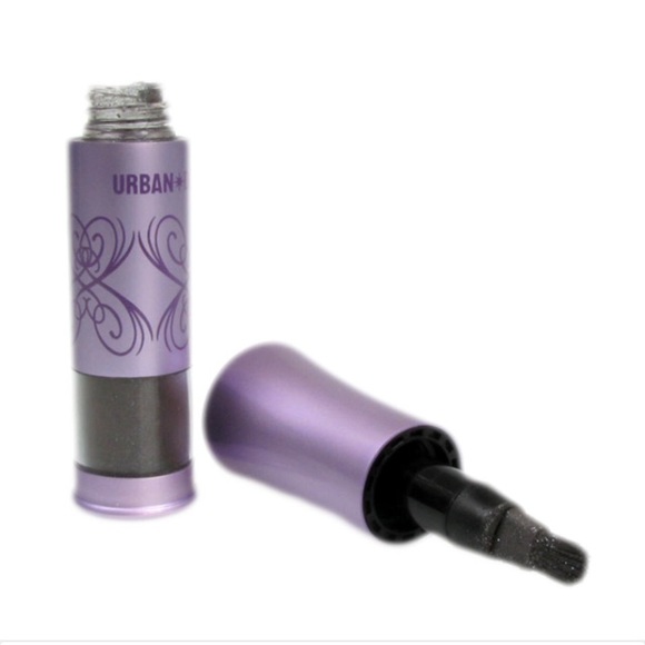 Urban Decay loose pigment eyeshadow in gunmetal