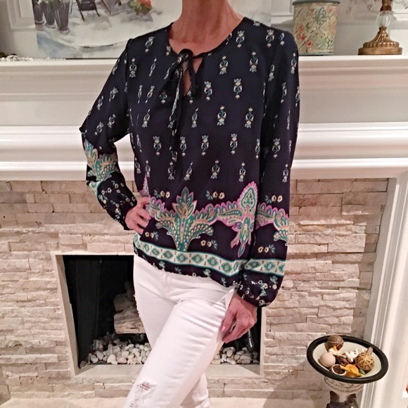 Tops - Stunning contrast navy and mint blouse! ⚡️ ⚡️