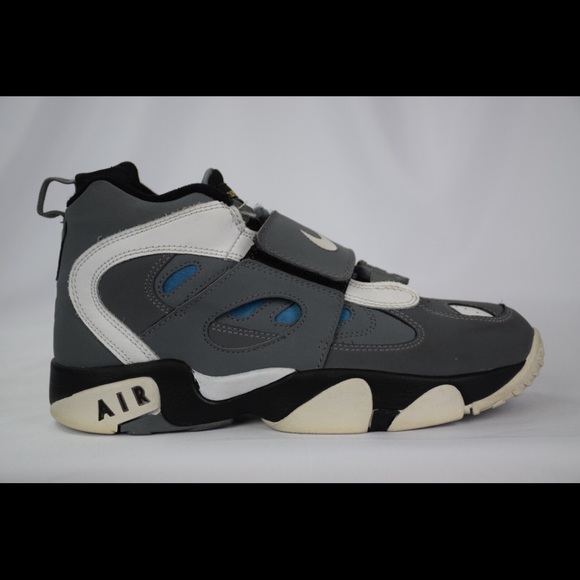 Nike Diamond Turf 2 Size 5.5 youth 7-7.5 Women's
