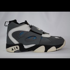 Nike Diamond Turf 2 Size 5.5 youth 7-7.5 Women's