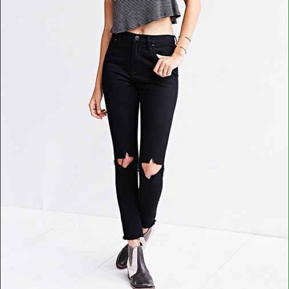 BDG Knee ripped jeans ☁️