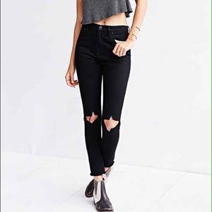 BDG Knee ripped jeans ☁️