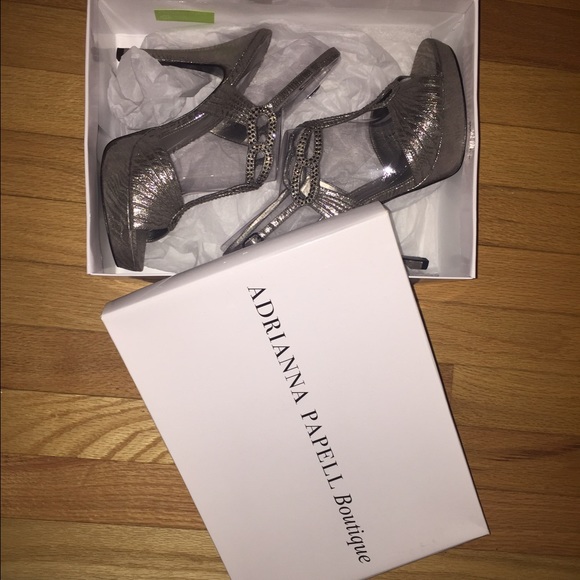 Adrianna Papell Slivish Grey Heels - Picture 1 of 4