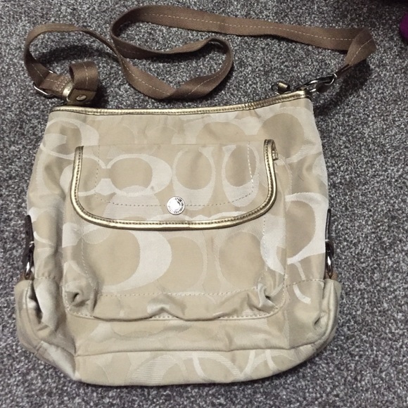 Coach purse. Great size and adjustable strap!
