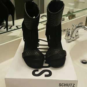 Schutz Blk fringe suede sandals