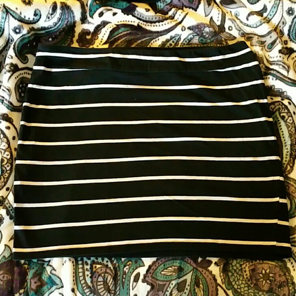 Black and white striped mini skirt XL