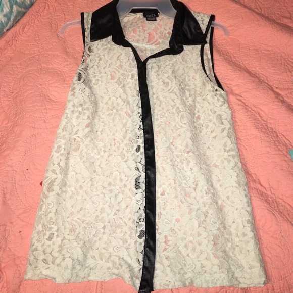 Adorable lace button up tank ✨