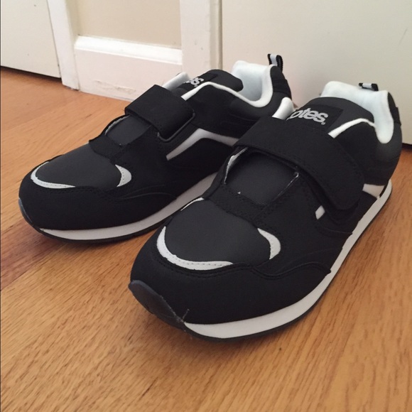 Retro styled size 10 WIDE black Totes tennis shoes - Picture 2 of 4