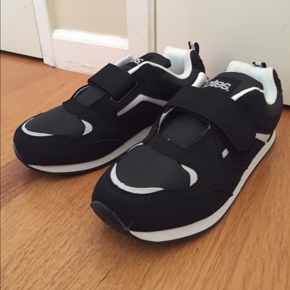 Retro styled size 10 WIDE black Totes tennis shoes - Picture 3 of 4