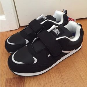 Retro styled size 10 WIDE black Totes tennis shoes