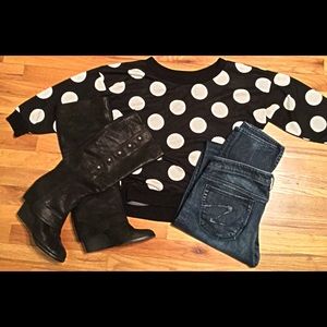 Black polka dots sweater.