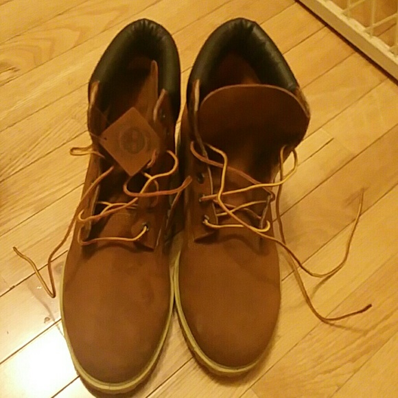 Men's Timberland Boots Size 10.5. Never been worn!