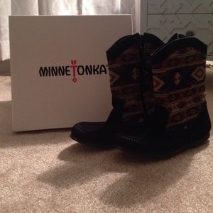 Authentic Brand New Minnetonka boot/moccasins