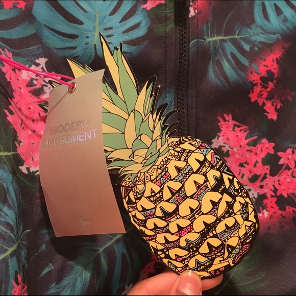 🍍Tropical Fauna Zip Back Crop Top🍍 - Picture 3 of 3