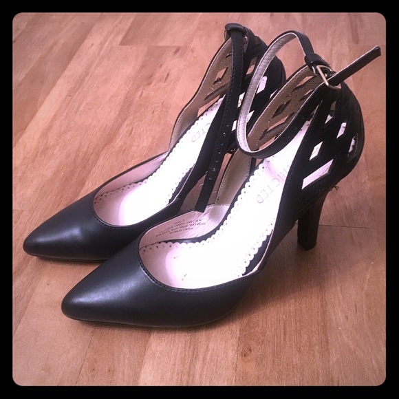 Restricted Black Pumps with Ankle Strap