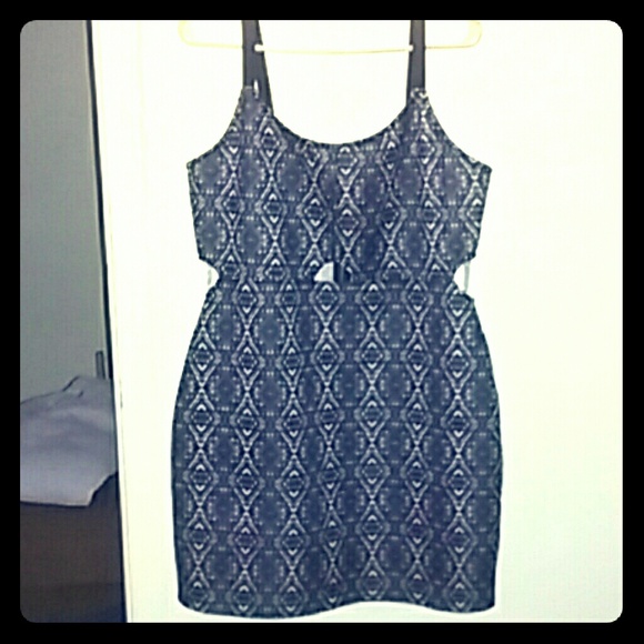 Bodycon cutout dress 93% polyester, 7% spandex