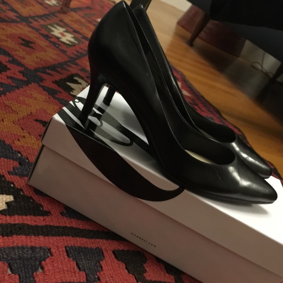 Nine West Shoes - Black leather Nine West pumps