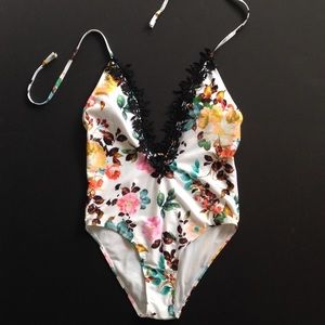 🎉ON SALE!!!📦 rose print + black lace swimsuit