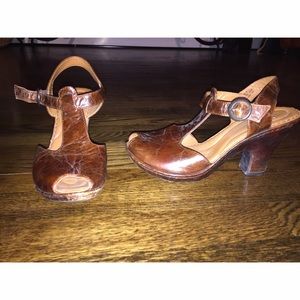 Born leather heel sandals
