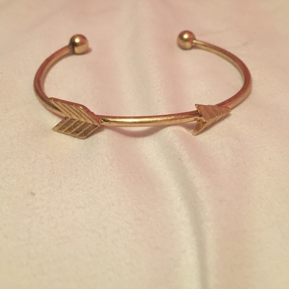 Cute gold arrow bracelet!