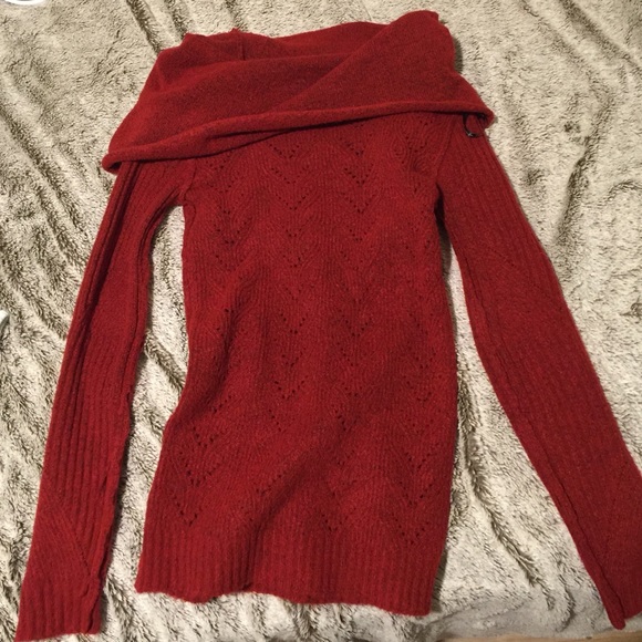 Cute shoulder shirt.