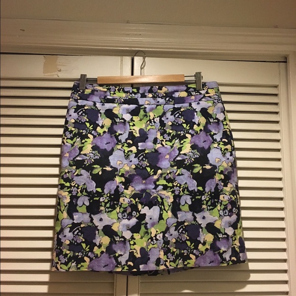 LOFT floral miniskirt. Petite size 10. - Picture 2 of 3