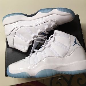 DEADSTOCK Legend Blue 11s