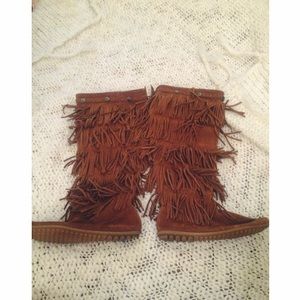Minnetonka 5 Fringe Boots