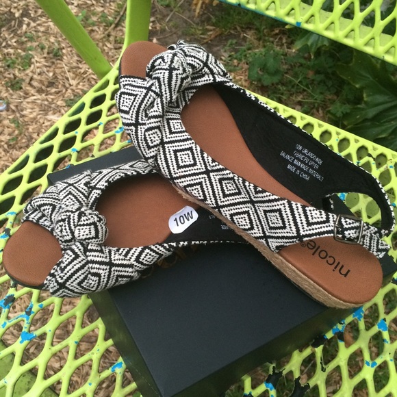 Black and White Sandals | Size 10W