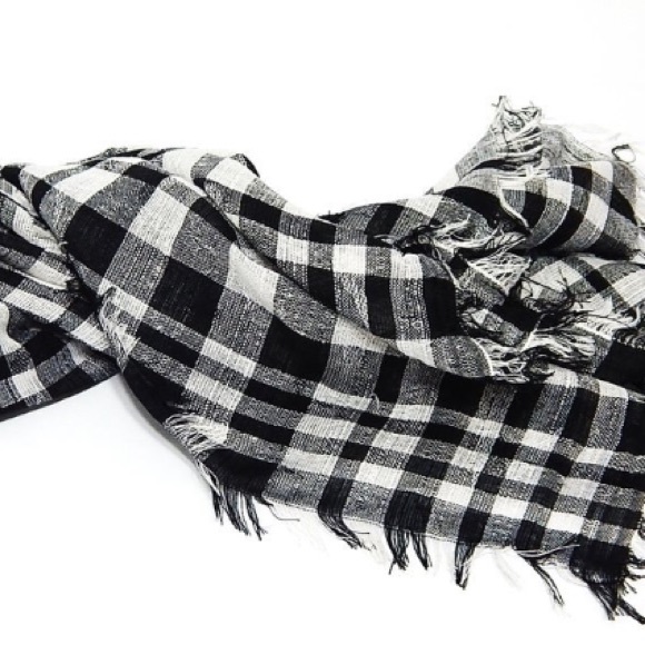 Black and white scarf