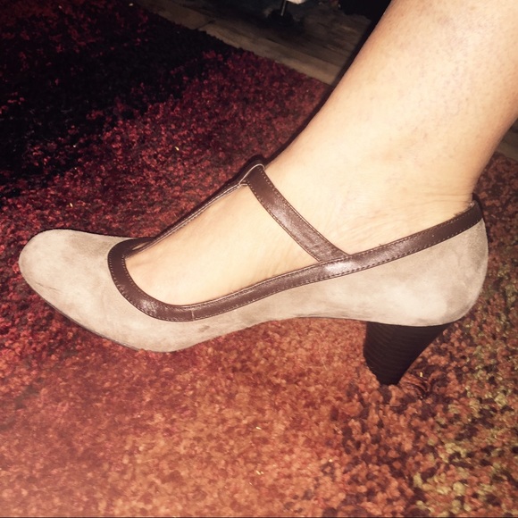 Naturalizer tan suede heels