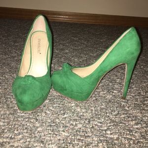 Shoe dazzle Kelly green pumps