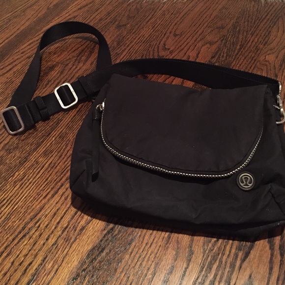 LULU LEMON CROSS BODY BAG!!